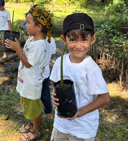Children planting mangroves with Kejora Karimunjawa